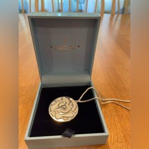 Newbridge silverware flower pendant with gem